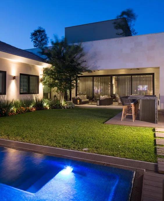 Patios modernos con piscina