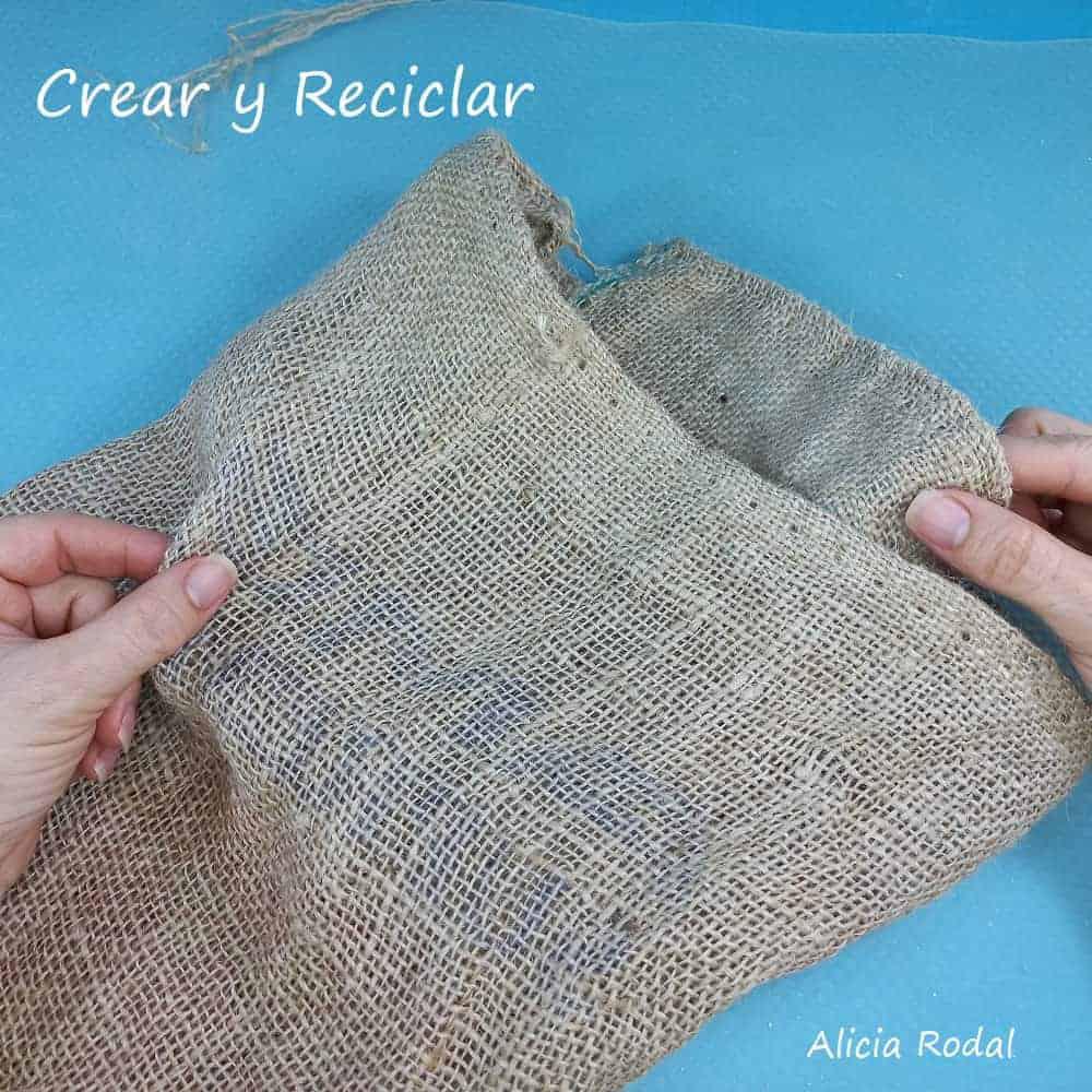 Las hojas de telas son un bello detalle decorativo para trabajar en nuestras manualidades. Las podemos usar como parte de un tallo de una flor o como una aplicación para decorar una jarra, una botella de vidrio, una lata, un envase de plástico o cualquier material reciclado que vayamos a reutilizar.