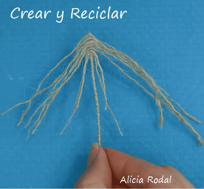 Las hojas de telas son un bello detalle decorativo para trabajar en nuestras manualidades. Las podemos usar como parte de un tallo de una flor o como una aplicación para decorar una jarra, una botella de vidrio, una lata, un envase de plástico o cualquier material reciclado que vayamos a reutilizar.