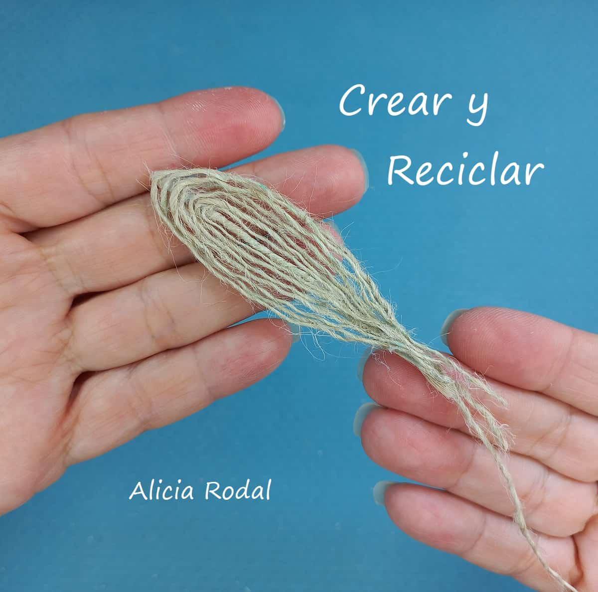 Las hojas de telas son un bello detalle decorativo para trabajar en nuestras manualidades. Las podemos usar como parte de un tallo de una flor o como una aplicación para decorar una jarra, una botella de vidrio, una lata, un envase de plástico o cualquier material reciclado que vayamos a reutilizar.