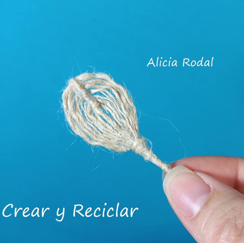 Las hojas de telas son un bello detalle decorativo para trabajar en nuestras manualidades. Las podemos usar como parte de un tallo de una flor o como una aplicación para decorar una jarra, una botella de vidrio, una lata, un envase de plástico o cualquier material reciclado que vayamos a reutilizar.