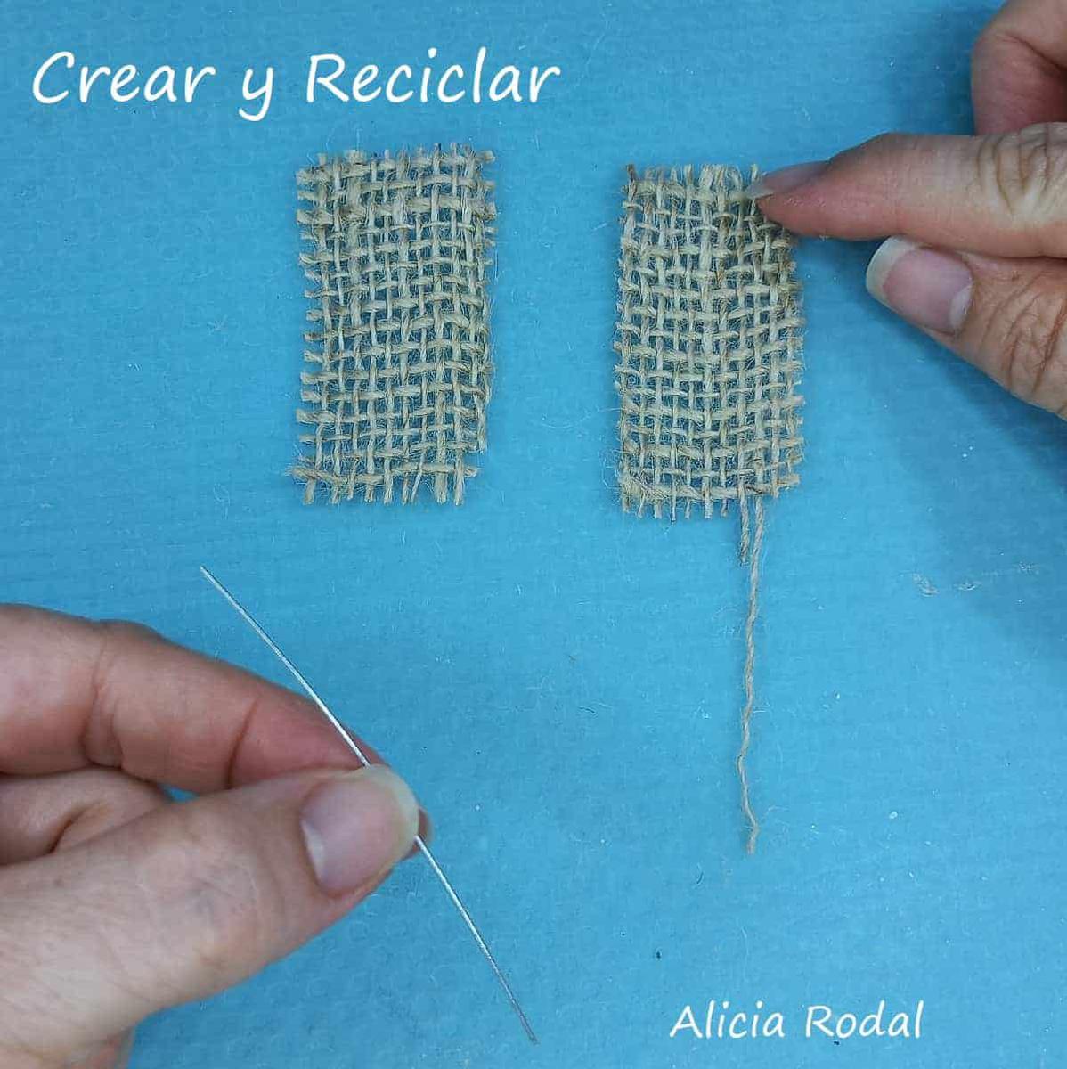 Las hojas de telas son un bello detalle decorativo para trabajar en nuestras manualidades. Las podemos usar como parte de un tallo de una flor o como una aplicación para decorar una jarra, una botella de vidrio, una lata, un envase de plástico o cualquier material reciclado que vayamos a reutilizar.