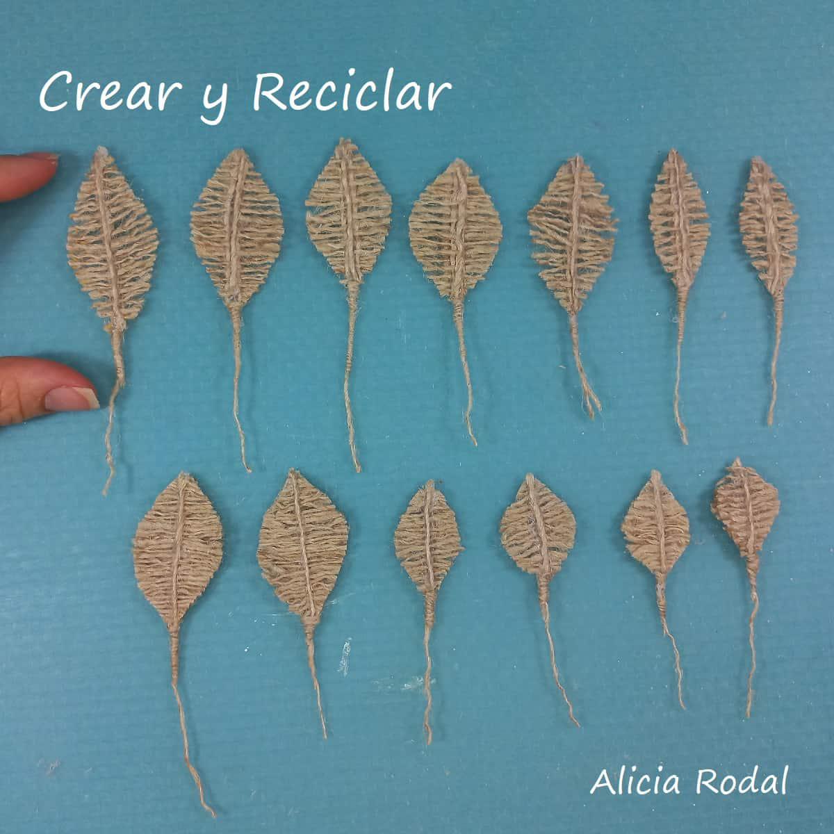 Las hojas de telas son un bello detalle decorativo para trabajar en nuestras manualidades. Las podemos usar como parte de un tallo de una flor o como una aplicación para decorar una jarra, una botella de vidrio, una lata, un envase de plástico o cualquier material reciclado que vayamos a reutilizar.