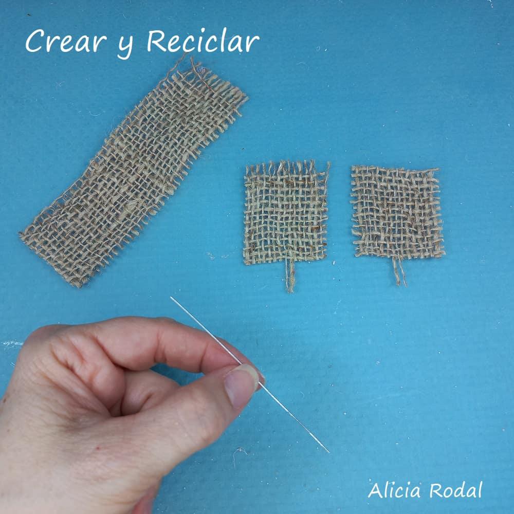 Las hojas de telas son un bello detalle decorativo para trabajar en nuestras manualidades. Las podemos usar como parte de un tallo de una flor o como una aplicación para decorar una jarra, una botella de vidrio, una lata, un envase de plástico o cualquier material reciclado que vayamos a reutilizar.