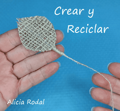 Las hojas de telas son un bello detalle decorativo para trabajar en nuestras manualidades. Las podemos usar como parte de un tallo de una flor o como una aplicación para decorar una jarra, una botella de vidrio, una lata, un envase de plástico o cualquier material reciclado que vayamos a reutilizar.