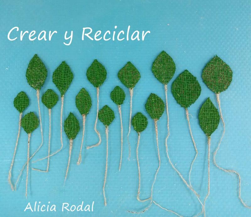 Las hojas de telas son un bello detalle decorativo para trabajar en nuestras manualidades. Las podemos usar como parte de un tallo de una flor o como una aplicación para decorar una jarra, una botella de vidrio, una lata, un envase de plástico o cualquier material reciclado que vayamos a reutilizar.