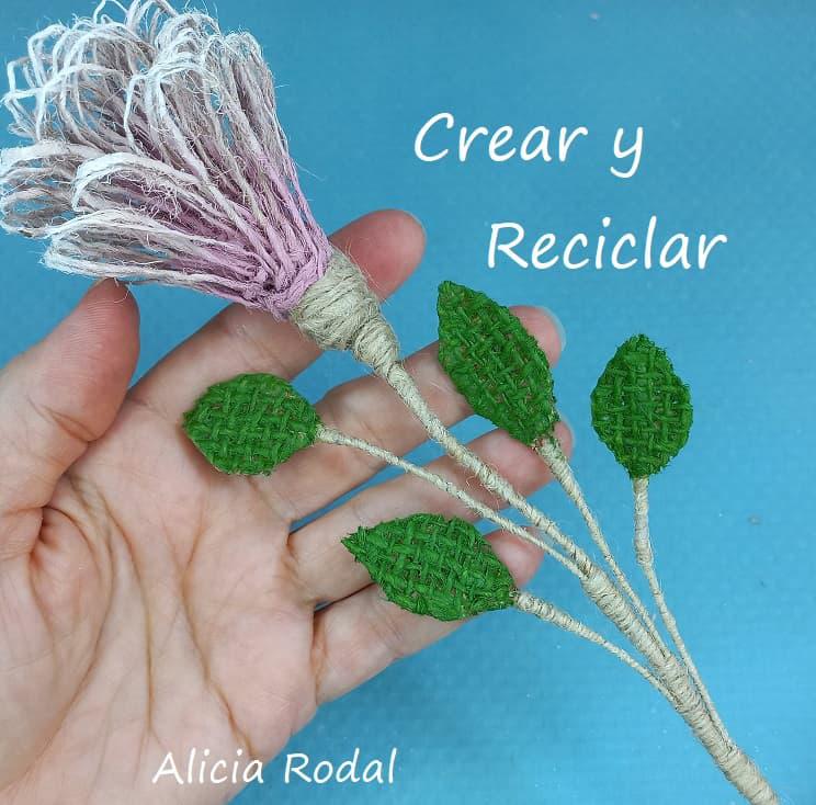 Las hojas de telas son un bello detalle decorativo para trabajar en nuestras manualidades. Las podemos usar como parte de un tallo de una flor o como una aplicación para decorar una jarra, una botella de vidrio, una lata, un envase de plástico o cualquier material reciclado que vayamos a reutilizar.