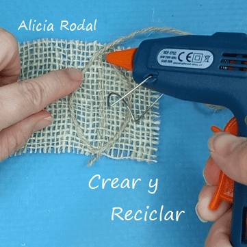 Las hojas de telas son un bello detalle decorativo para trabajar en nuestras manualidades. Las podemos usar como parte de un tallo de una flor o como una aplicación para decorar una jarra, una botella de vidrio, una lata, un envase de plástico o cualquier material reciclado que vayamos a reutilizar.