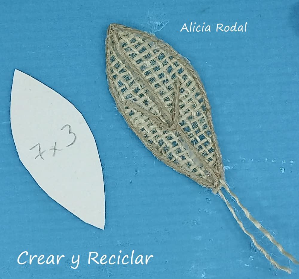 Las hojas de telas son un bello detalle decorativo para trabajar en nuestras manualidades. Las podemos usar como parte de un tallo de una flor o como una aplicación para decorar una jarra, una botella de vidrio, una lata, un envase de plástico o cualquier material reciclado que vayamos a reutilizar.