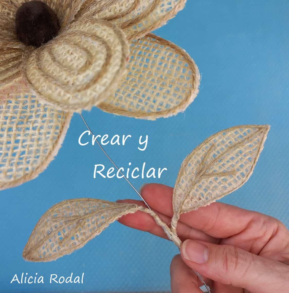 Las hojas de telas son un bello detalle decorativo para trabajar en nuestras manualidades. Las podemos usar como parte de un tallo de una flor o como una aplicación para decorar una jarra, una botella de vidrio, una lata, un envase de plástico o cualquier material reciclado que vayamos a reutilizar.