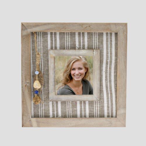 Imprimir fotos es la manera más hermosa de conservar un recuerdo, de ese momento especial. Una boda, un cumpleaños, un bautizo, la familia, una cena romántica, una escapada a la playa para disfrutar del atardecer o simplemente el reencuentro con los amigos.