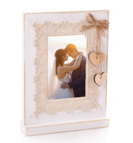 Imprimir fotos es la manera más hermosa de conservar un recuerdo, de ese momento especial. Una boda, un cumpleaños, un bautizo, la familia, una cena romántica, una escapada a la playa para disfrutar del atardecer o simplemente el reencuentro con los amigos.