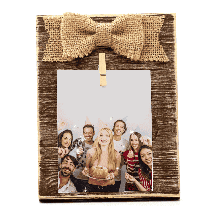 Imprimir fotos es la manera más hermosa de conservar un recuerdo, de ese momento especial. Una boda, un cumpleaños, un bautizo, la familia, una cena romántica, una escapada a la playa para disfrutar del atardecer o simplemente el reencuentro con los amigos.