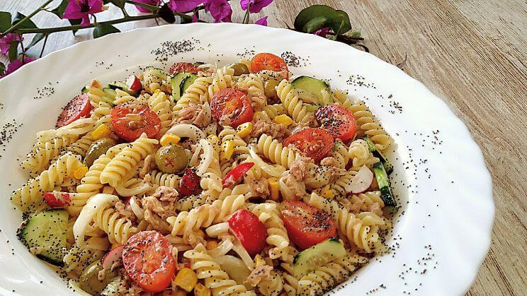 Ensalada de pasta con semillas de amapola