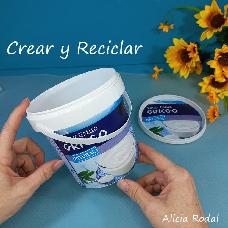 En este tutorial veremos cómo decorar un envase en forma de pote o cesta plástica, con papel periódico o revistas viejas para conseguir un efecto como de madera. Es la decoración de un recipiente, tarro o tarrina de helado o yogur, haciendo la imitación de tablas o palos de madera. DIY