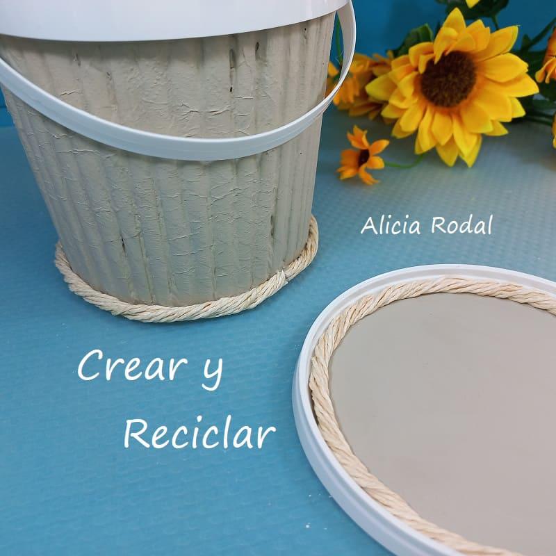 En este tutorial veremos cómo decorar un envase en forma de pote o cesta plástica, con papel periódico o revistas viejas para conseguir un efecto como de madera. Es la decoración de un recipiente, tarro o tarrina de helado o yogur, haciendo la imitación de tablas o palos de madera. DIY