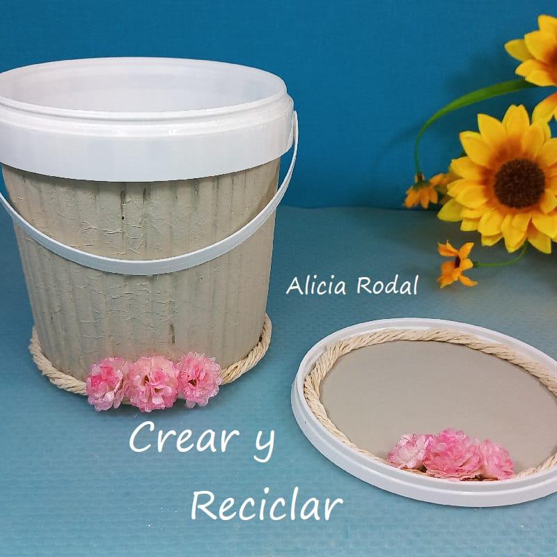 En este tutorial veremos cómo decorar un envase en forma de pote o cesta plástica, con papel periódico o revistas viejas para conseguir un efecto como de madera. Es la decoración de un recipiente, tarro o tarrina de helado o yogur, haciendo la imitación de tablas o palos de madera. DIY