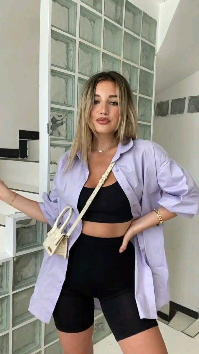 Biker shorts con sobre camisas de moda