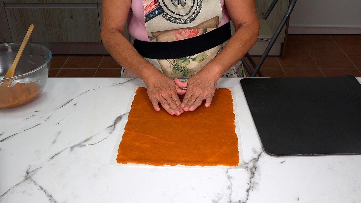 EMPANADA DE POLLO Y CEBOLLA CARAMELIZADA. Con masa casera fácil y rápida de hacer - Loli Domínguez - Foto 5