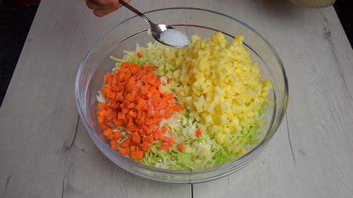 agregar sal a ingredientes chucrut casero