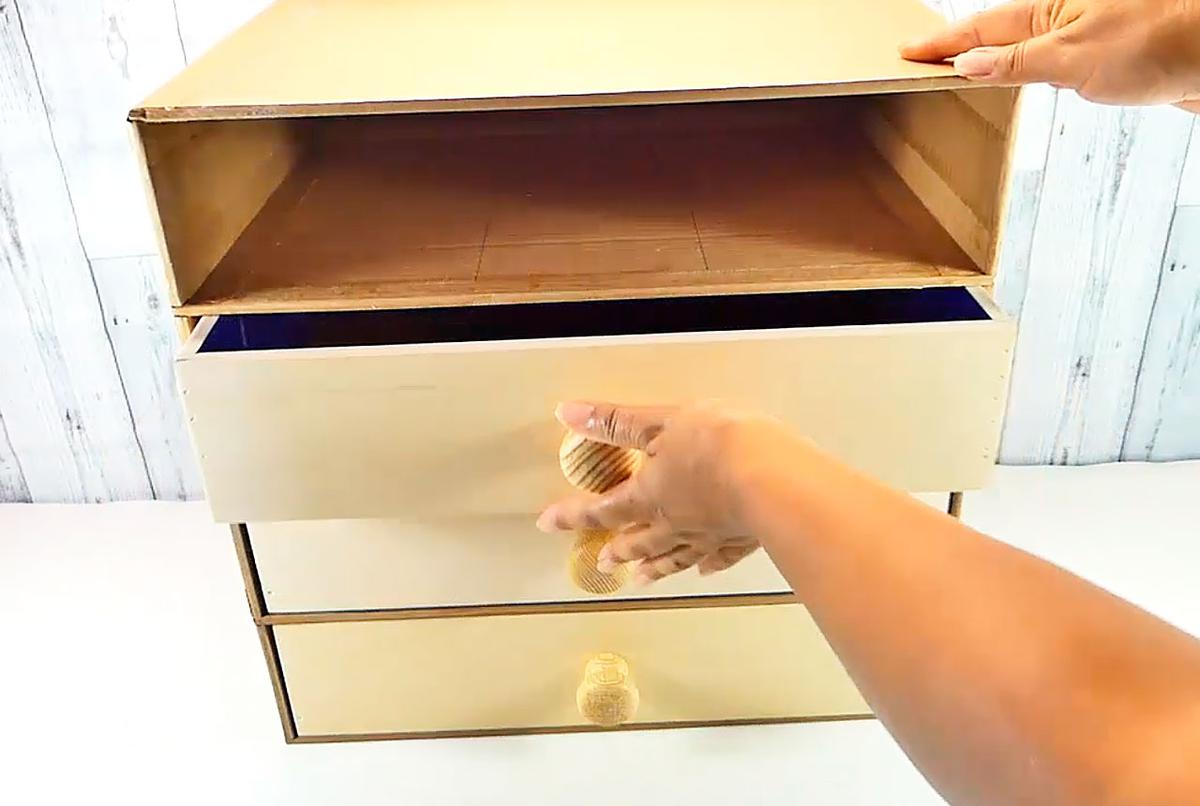 Cajonera con cajas recicladas