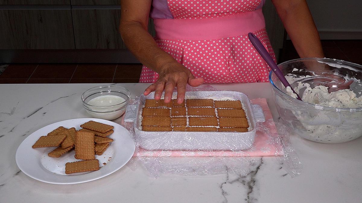 TARTA HELADA DE GALLETAS. ¡CON 6 INGREDIENTES Y EN SOLO 10 MINUTOS! Una receta económica, fácil y muy rápida - Loli Domínguez - Foto 4
