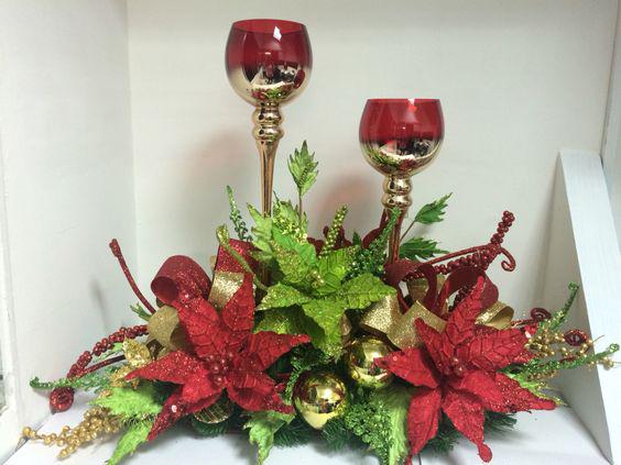 Adornos navideños con noche buena en rojo