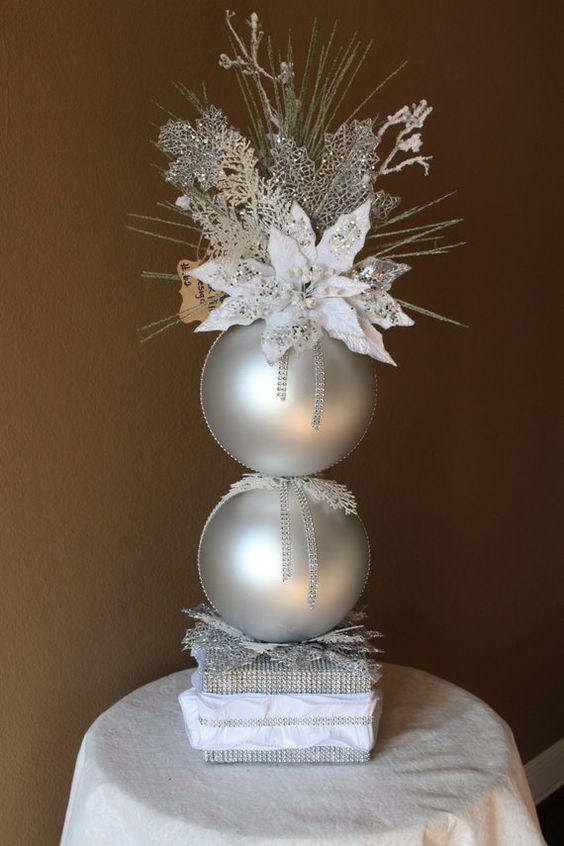 Centros de mesa para navidad con noche buenas en blanco