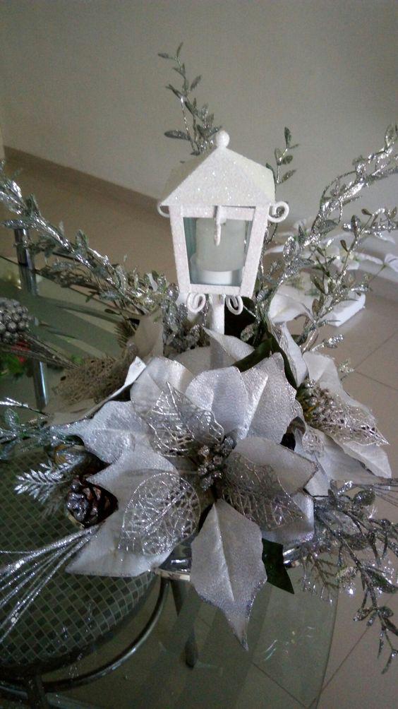 Adornos de navidad con noche buenas en plateado