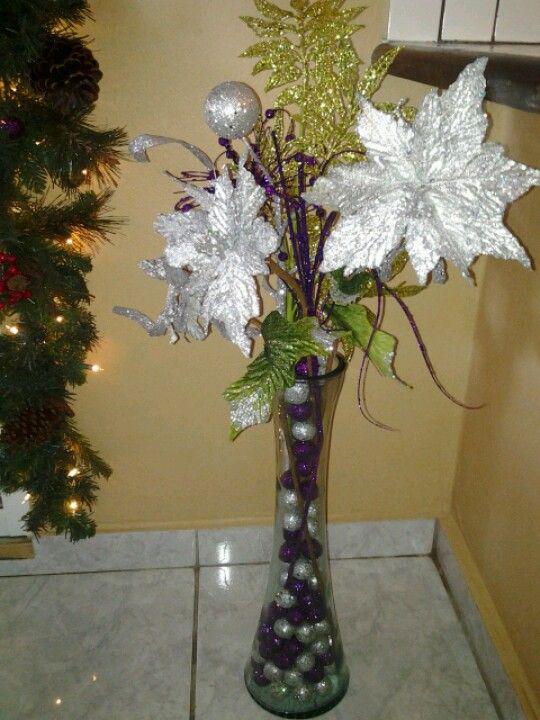 Adornos de navidad con noche buenas en plateado