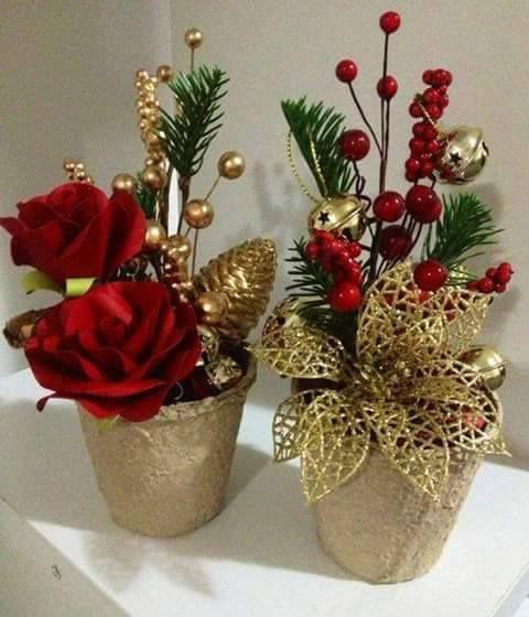 Centros de mesa de Navidad con noche buenas dorados