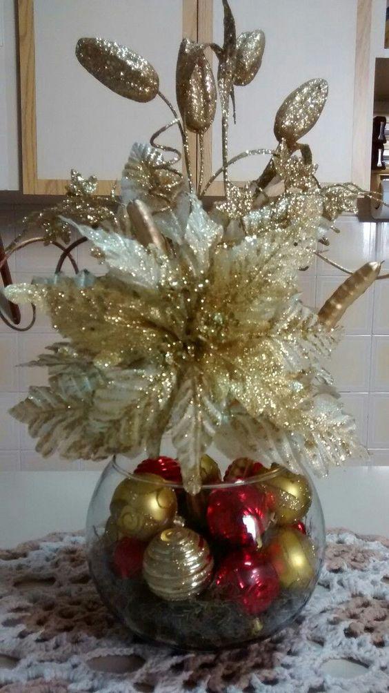 Centros de mesa de Navidad con noche buenas dorados