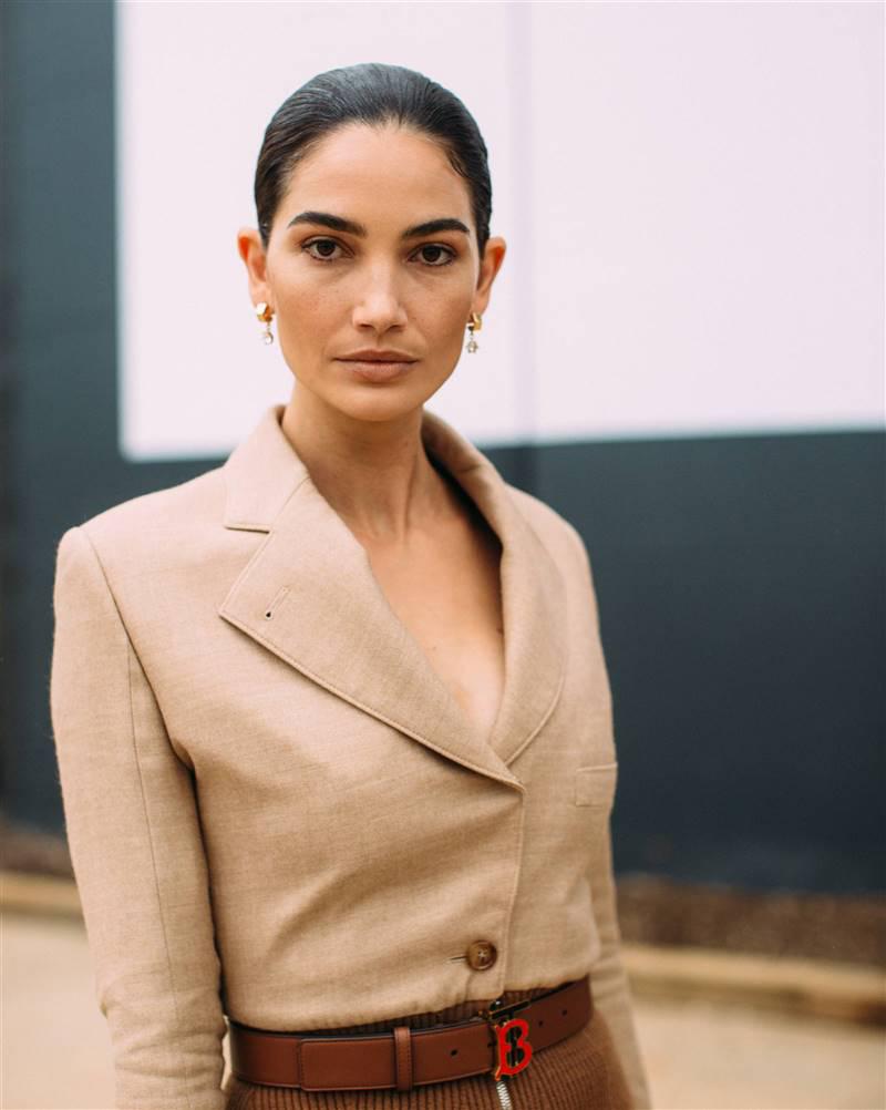 Viste en colores neutrales