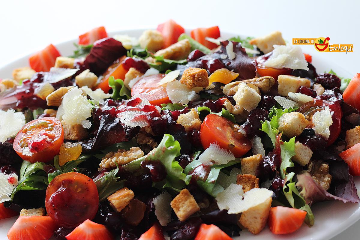 Ensalada variada con vinagreta de frutos del bosque