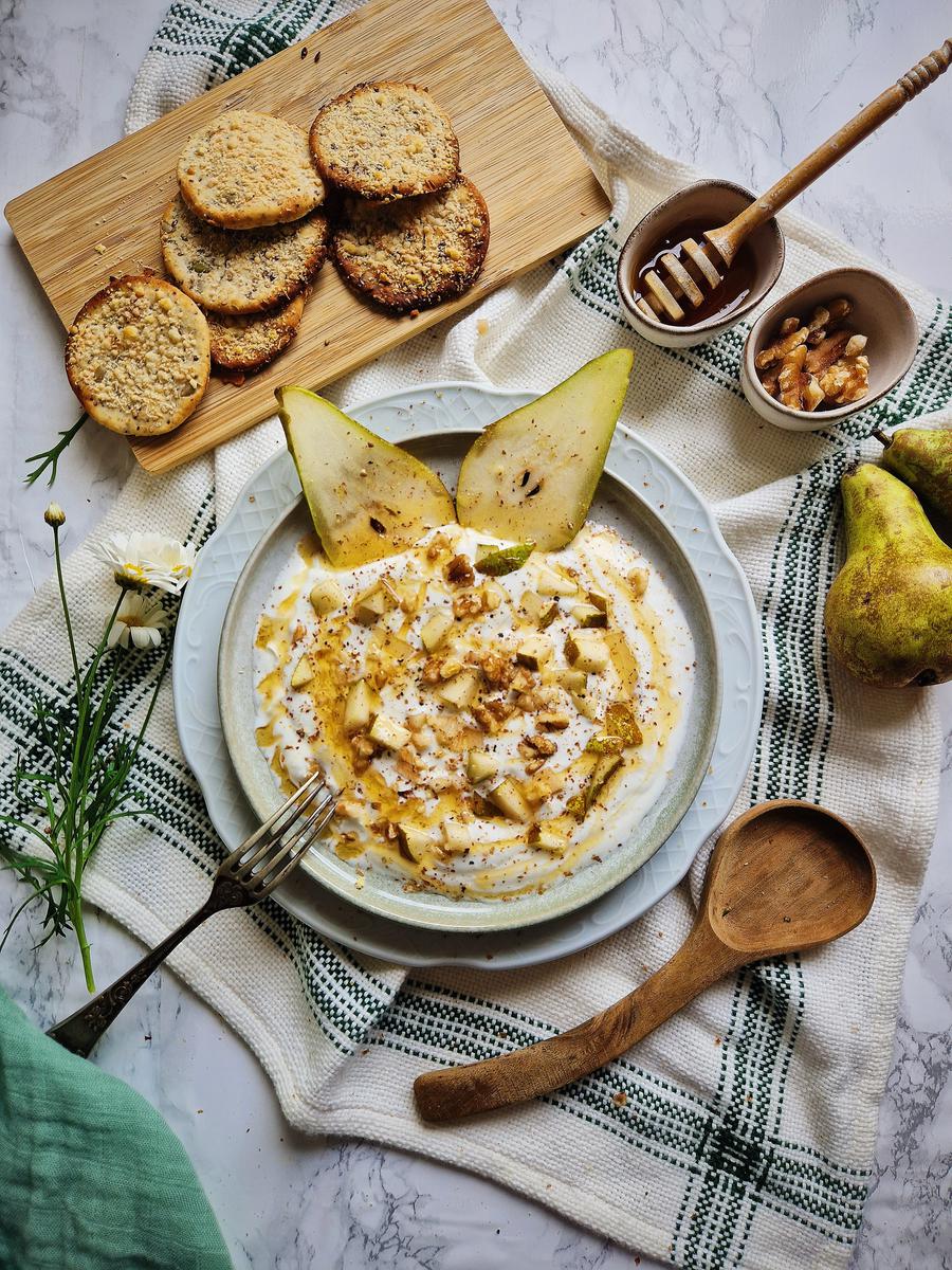 Dip de queso ricotta, gorgonzola y pera con galletas de parmesano y semillas.