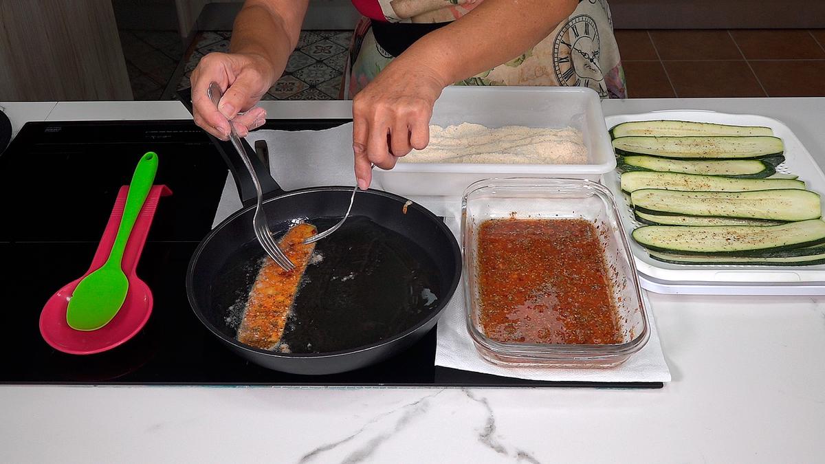 CÓMO HACER EL MEJOR CALABACÍN. ¡Estos filetes están más buenos que la carne!, cocinado así quedan unos filetes de calabacín que son una delicia - Loli Domínguez - Foto 4