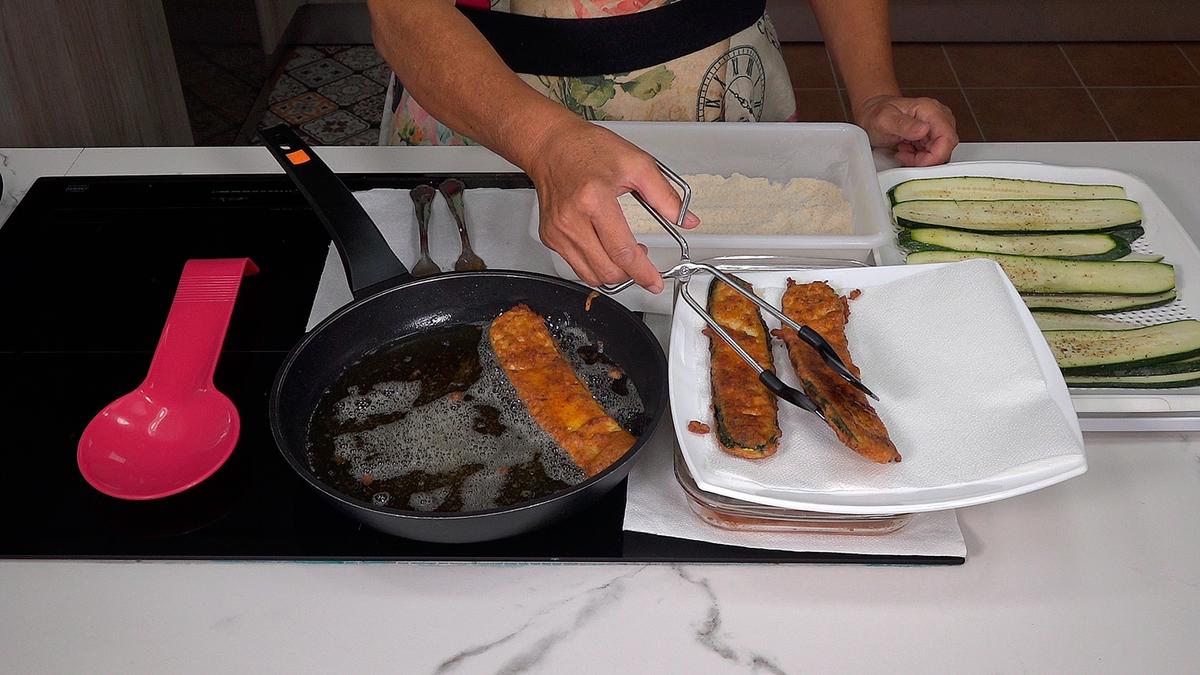 CÓMO HACER EL MEJOR CALABACÍN. ¡Estos filetes están más buenos que la carne!, cocinado así quedan unos filetes de calabacín que son una delicia - Loli Domínguez - Foto 5