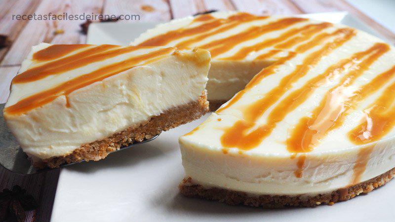 Tarta de yogur y lichis con base de galleta de coco