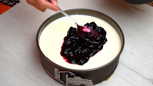 cubrir la Tarta de queso y con mermelada de arándanos