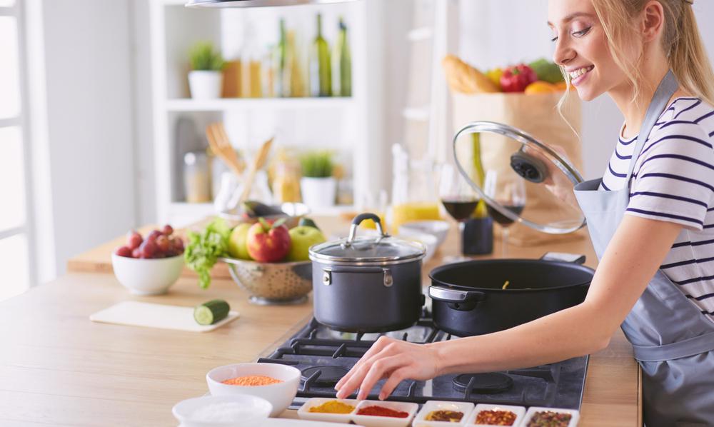 Mujer cocinando por lotes