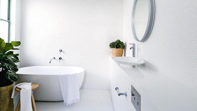 Elementos metálicos en decoración de baños
