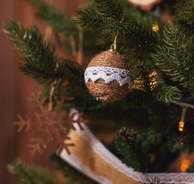 Me encanta la tela de arpillera para decorar y hacer lindas manualidades, porque es un material natural y combina perfectamente casi con cualquier estilo. En mi caso, la tela de arpillera yo la voy a reutilizar de un saco de patatas.