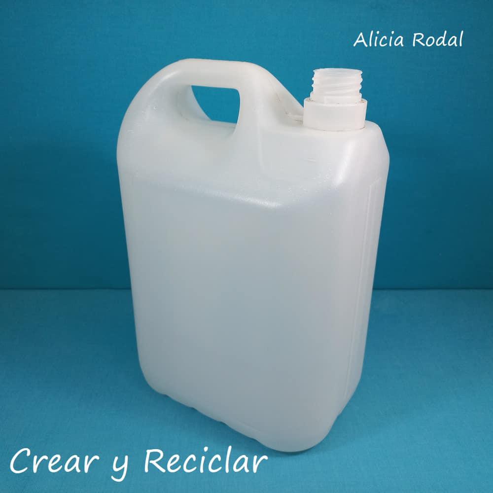 En tutoriales anteriores ya hemos probado cómo hacer resina casera y para qué sirve. En esta publicación te mostraré como decorar un bidón, galón, envase, garrafa o botella plástica con una tela, que vamos a plastificar, para demostrar que es impermeable.