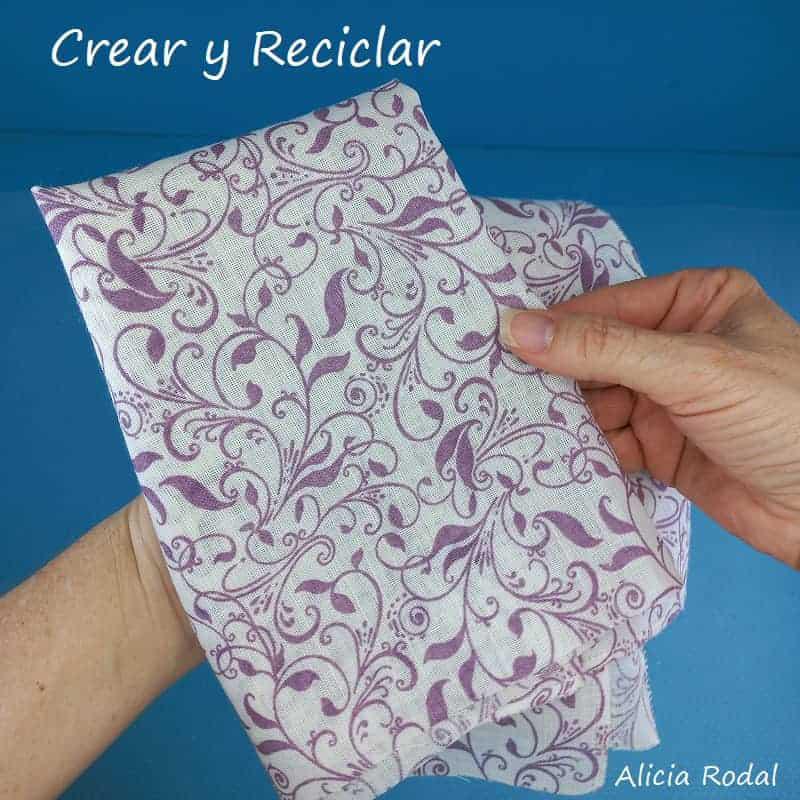 En tutoriales anteriores ya hemos probado cómo hacer resina casera y para qué sirve. En esta publicación te mostraré como decorar un bidón, galón, envase, garrafa o botella plástica con una tela, que vamos a plastificar, para demostrar que es impermeable.