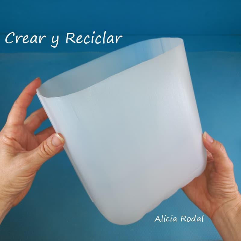 En tutoriales anteriores ya hemos probado cómo hacer resina casera y para qué sirve. En esta publicación te mostraré como decorar un bidón, galón, envase, garrafa o botella plástica con una tela, que vamos a plastificar, para demostrar que es impermeable.