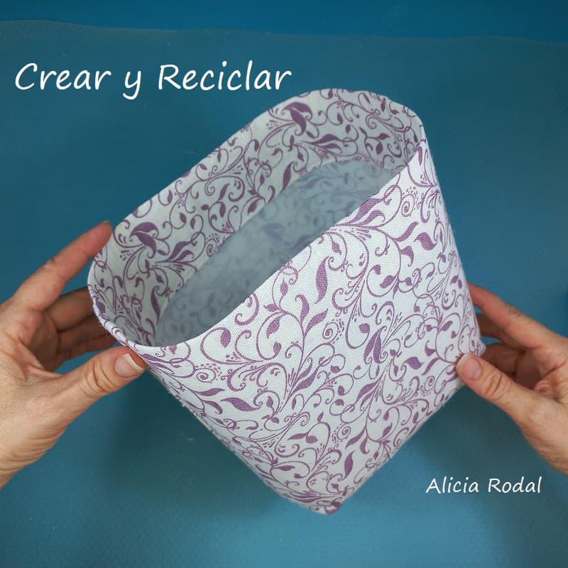 En tutoriales anteriores ya hemos probado cómo hacer resina casera y para qué sirve. En esta publicación te mostraré como decorar un bidón, galón, envase, garrafa o botella plástica con una tela, que vamos a plastificar, para demostrar que es impermeable.