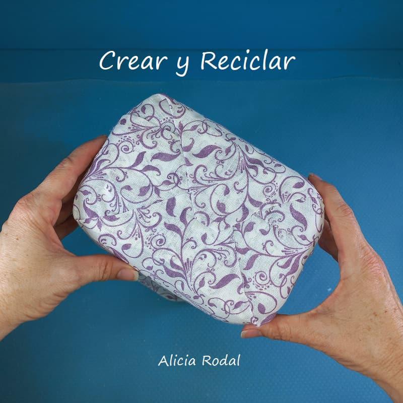 En tutoriales anteriores ya hemos probado cómo hacer resina casera y para qué sirve. En esta publicación te mostraré como decorar un bidón, galón, envase, garrafa o botella plástica con una tela, que vamos a plastificar, para demostrar que es impermeable.