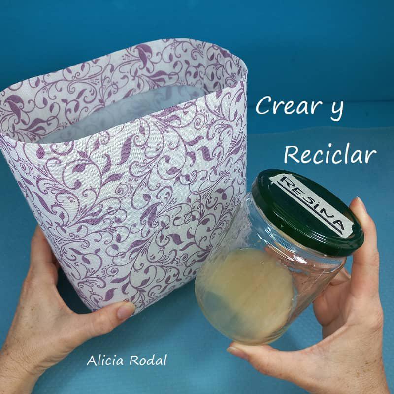 En tutoriales anteriores ya hemos probado cómo hacer resina casera y para qué sirve. En esta publicación te mostraré como decorar un bidón, galón, envase, garrafa o botella plástica con una tela, que vamos a plastificar, para demostrar que es impermeable.