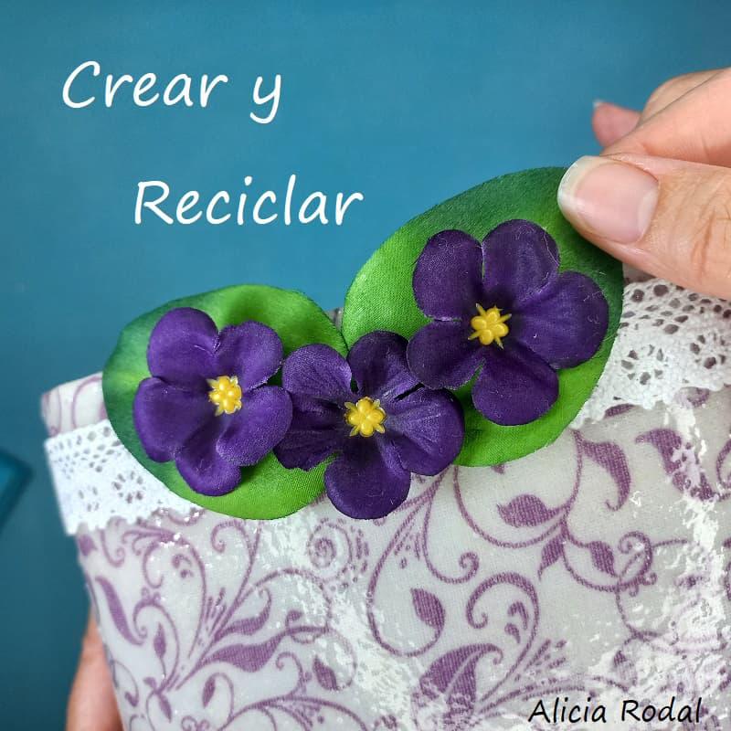 En tutoriales anteriores ya hemos probado cómo hacer resina casera y para qué sirve. En esta publicación te mostraré como decorar un bidón, galón, envase, garrafa o botella plástica con una tela, que vamos a plastificar, para demostrar que es impermeable.