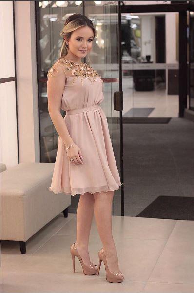 Diseños de vestidos nude para bautizo mama joven